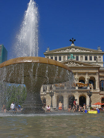 Alte Oper mit Brunnen Fotos