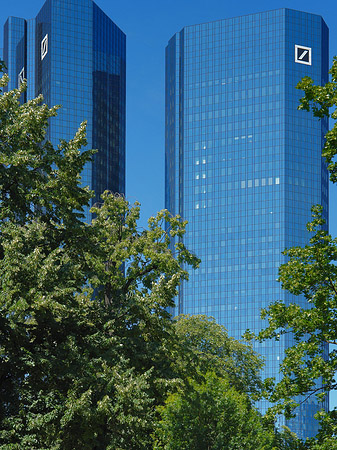 Deutsche Bank mit Bäumen Fotos