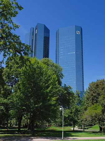 Foto Deutsche Bank mit Wiese