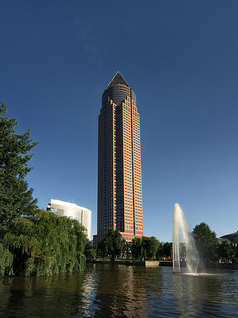 Foto Messeturm mit Ludwig-Erhard-Anlage