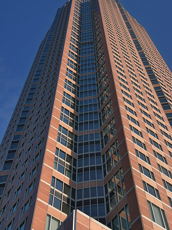 Fotos Messeturm aus Froschperspektive | Frankfurt am Main