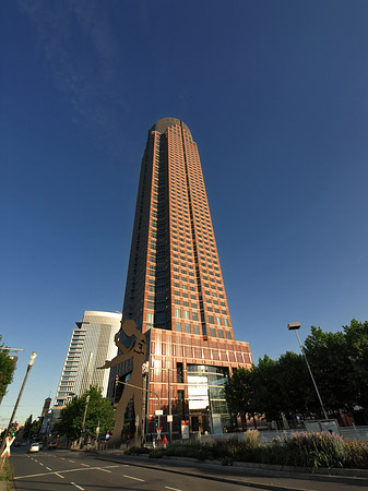 Fotos Messeturm mit Hammering Man | Frankfurt am Main
