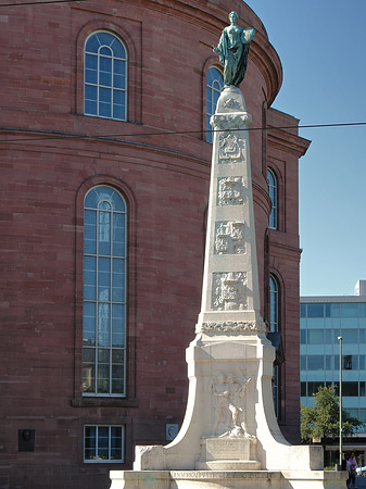 Paulskirche hinter Statue Fotos