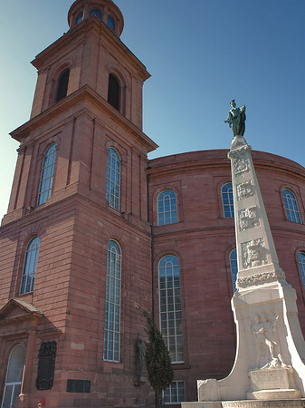 Paulskirche mit Statue