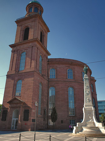 Foto Paulskirche mit Statue