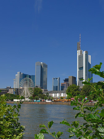 Skyline von Frankfurt mit Riesenrad Foto 
