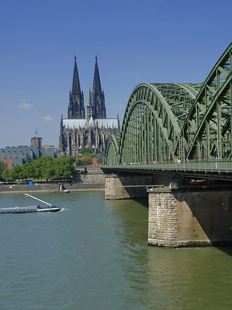 Schiff unter der Hohenzollernbrücke Fotos