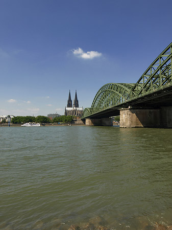Schiff unter der Hohenzollernbrücke