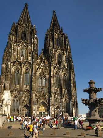 Touristen tummeln sich vor Kölner Dom Foto 