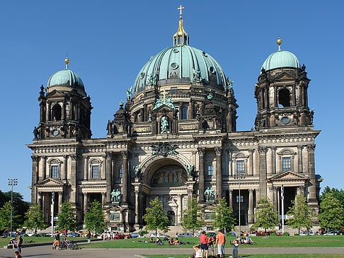 Berliner Dom mit Lustgarten Fotos