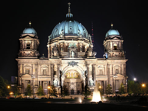 Foto Berliner Dom bei Nacht - Berlin
