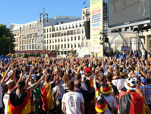 Bühne auf dem Fanfest Foto 