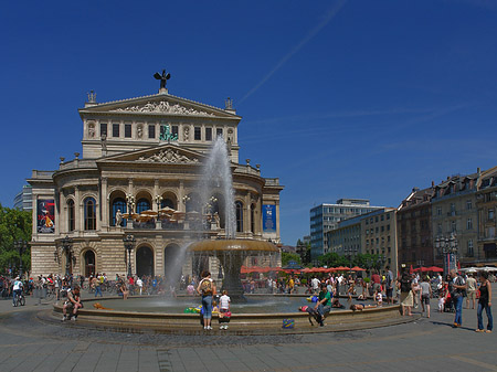 Alte Oper mit Brunnen Fotos