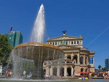 Alte Oper mit Brunnen
