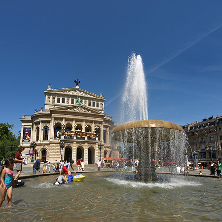 Alte Oper mit Brunnen