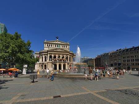 Alte Oper mit Häusern