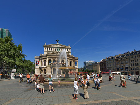 Alte Oper mit Häusern Fotos