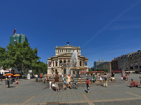 Foto Alte Oper mit Häusern