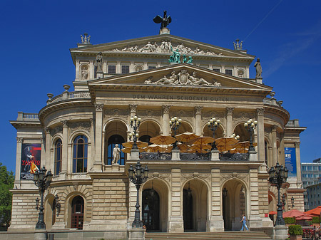 Foto Alte Oper mit Schirmen