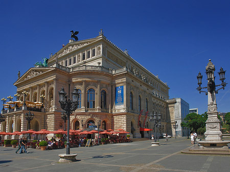 Alte Oper mit Schirmen Fotos