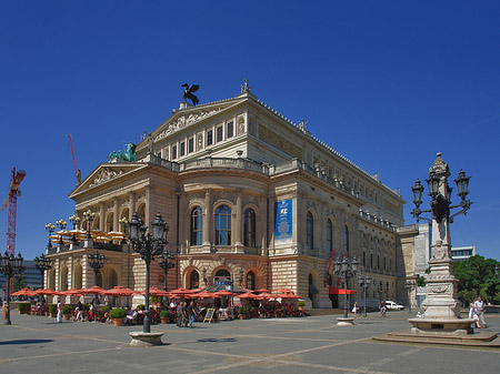 Foto Alte Oper mit Schirmen - Frankfurt am Main