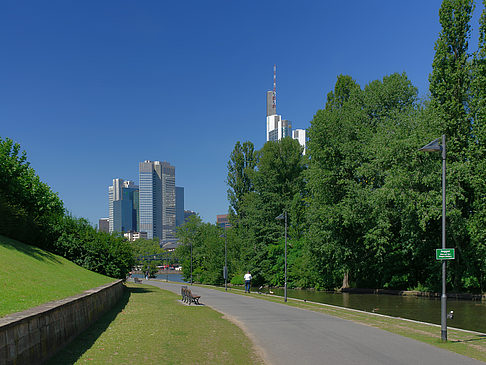 Commerzbank neben Eurotower