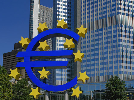 Eurozeichen mit Eurotower Foto 