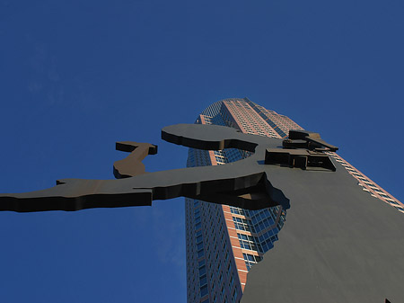 Hammering Man von unten Fotos