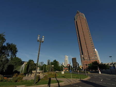 Foto Messeturm mit Ludwig-Erhard-Anlage - Frankfurt am Main