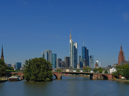 Skyline von Frankfurt mit Alter Brücke Foto 