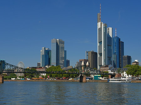 Skyline von Frankfurt mit eisernem Steg
