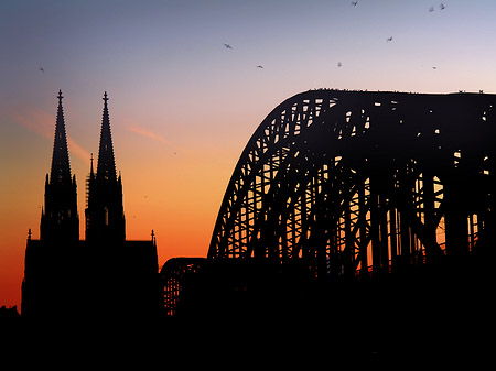 Fotos Kölner Dom hinter der Hohenzollernbrücke