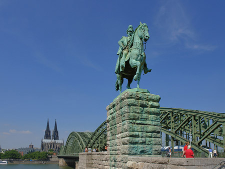 Reiterstatue vor dem Kölner Dom Fotos
