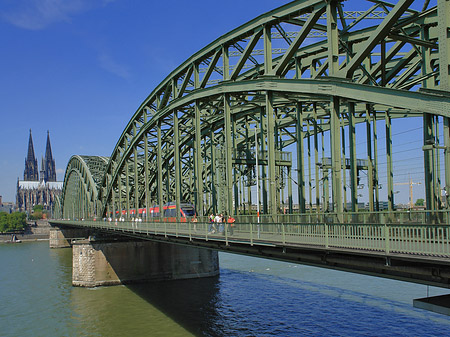 Fotos Zug fährt über die Hohenzollernbrücke | Köln