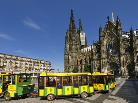 Bimmelbahn fährt zum Kölner Dom Fotos