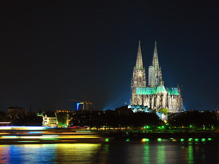 Schiff fährt am Kölner Dom vorbei