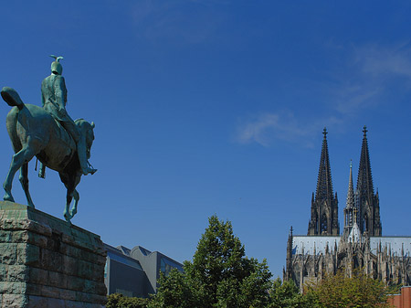 Kölner Dom mit Reiterstatue Fotos