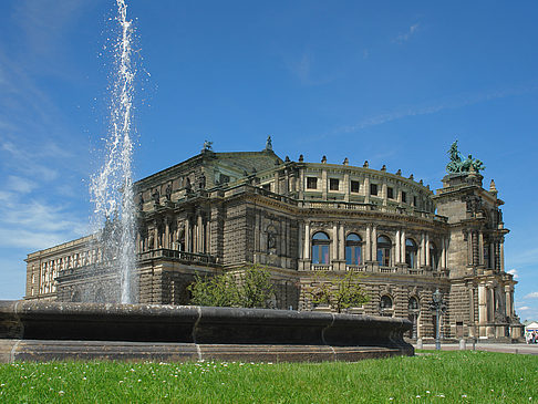 Foto Semperoper mit Springbrunnen
